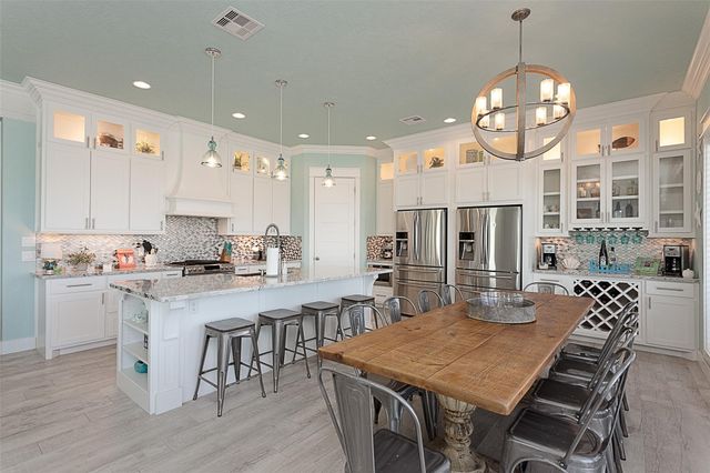 1255 Cloon Street, Crystal Beach, TX 77650