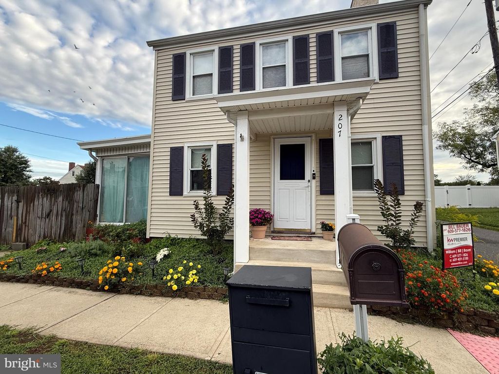 207 WASHINGTON ST, FIELDSBORO, NJ 08505 — exterior