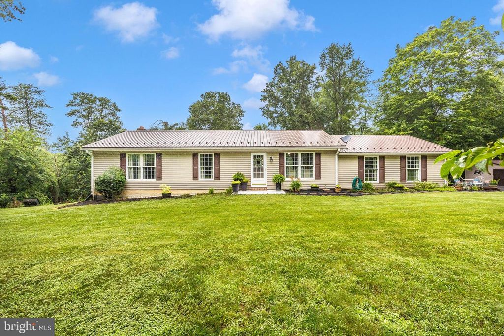 501 MACINTOSH DR, Falling Waters, WV 25419