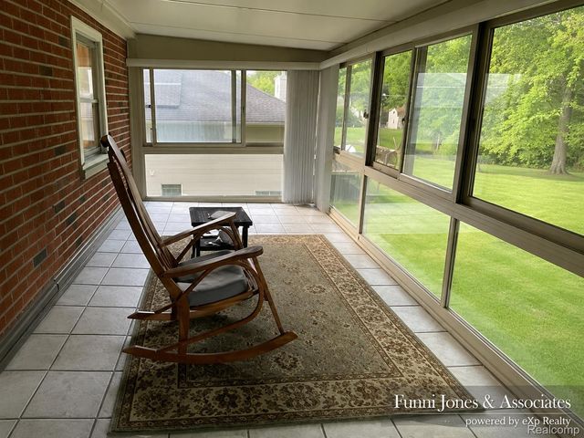 9552 Wayne Road, Livonia, MI 48150