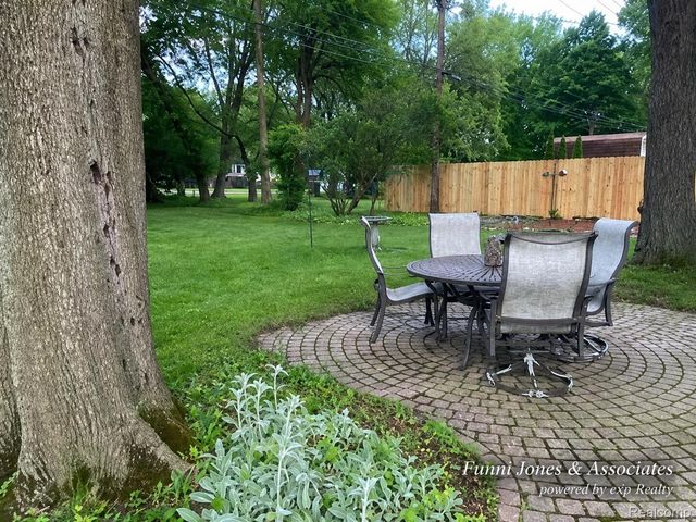 9552 Wayne Road, Livonia, MI 48150