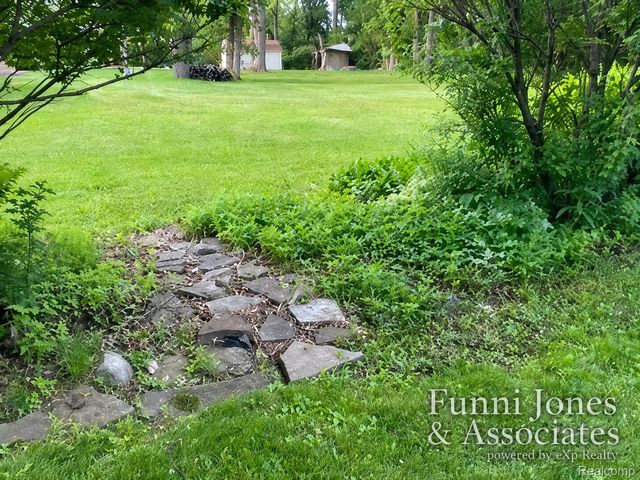 9552 Wayne Road, Livonia, MI 48150