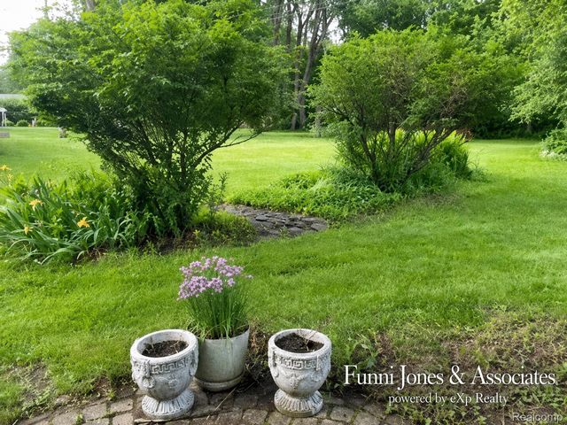 9552 Wayne Road, Livonia, MI 48150