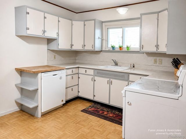 9552 Wayne Road, Livonia, MI 48150