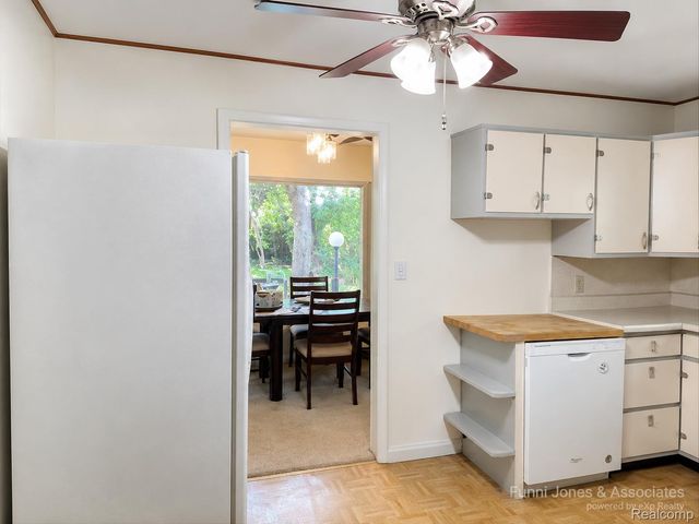 9552 Wayne Road, Livonia, MI 48150