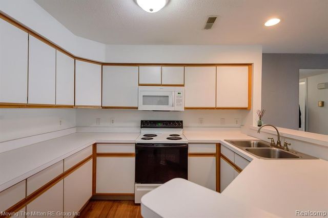 1398 Heatherwood Lane, Ann Arbor, MI 48108