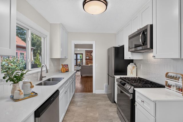3807 Hubbard Avenue N, Robbinsdale, MN 55422