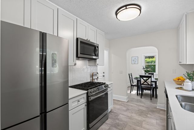 3807 Hubbard Avenue N, Robbinsdale, MN 55422