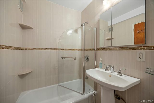 34-43 60th Street 2F, Woodside, NY 11377
