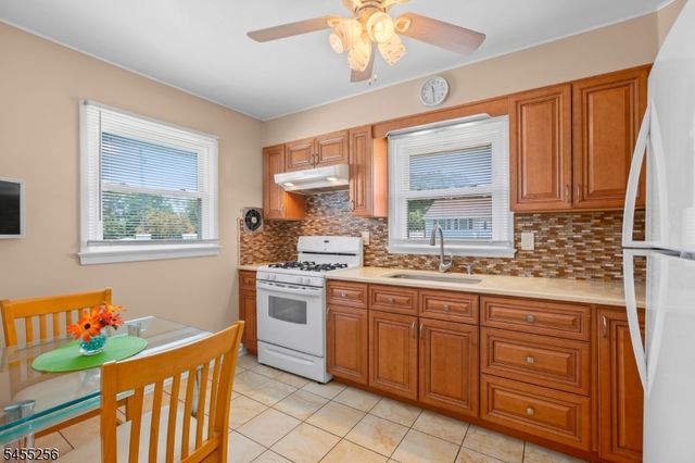 13 Briarwood Dr, Franklin Twp., NJ 08873