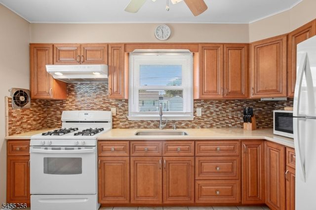 13 Briarwood Dr, Franklin Twp., NJ 08873