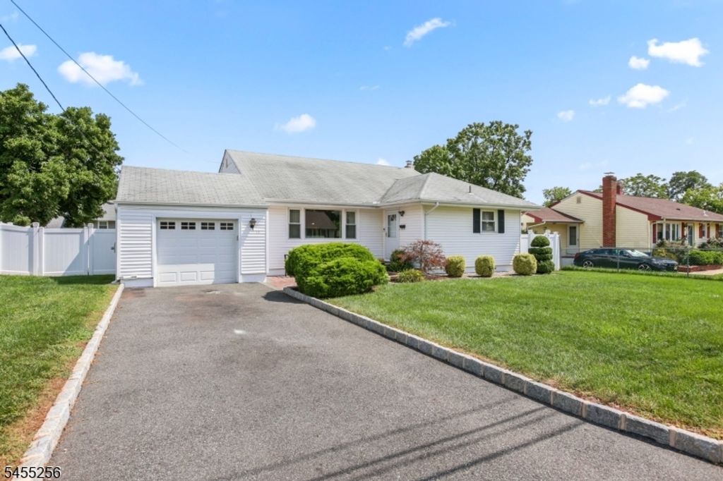 13 Briarwood Dr, Franklin Twp., NJ 08873