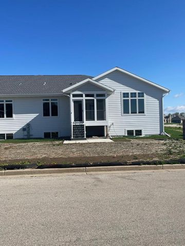 827 Vineyard Drive, Cambridge, WI 53523