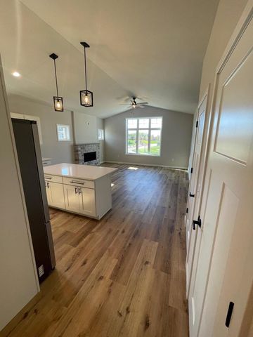 827 Vineyard Drive, Cambridge, WI 53523
