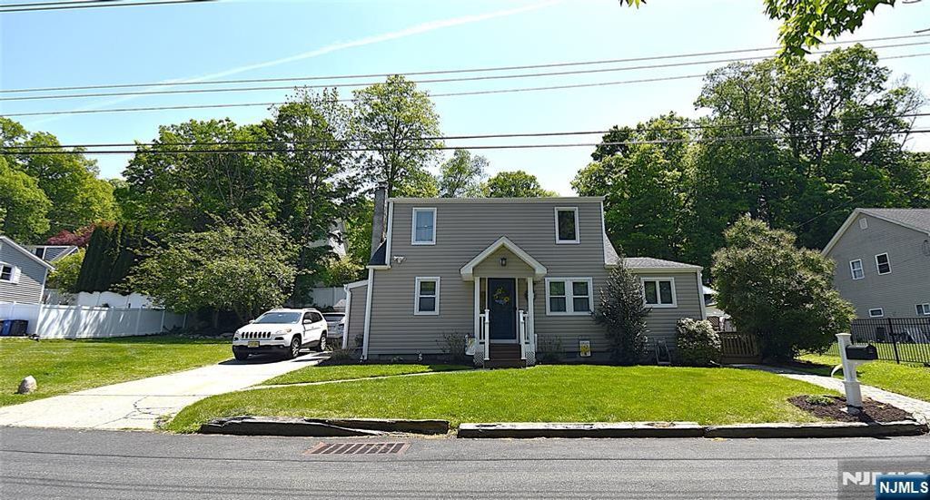 33 Alabama Avenue, Jefferson Township, NJ 07849