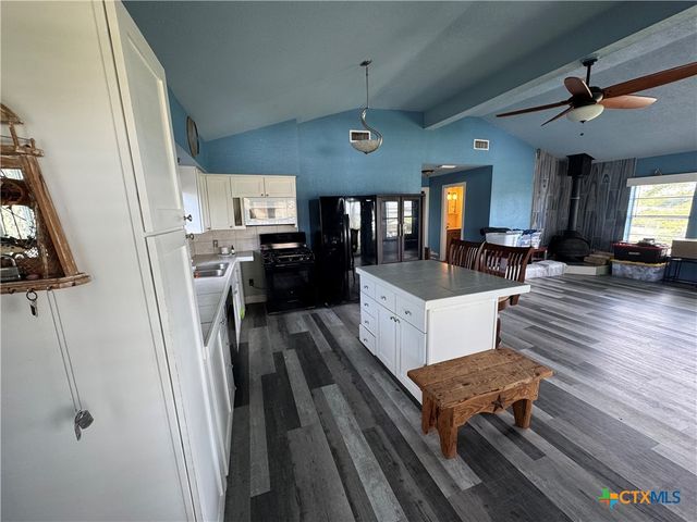 303 E Bay Avenue, Seadrift, TX 77983