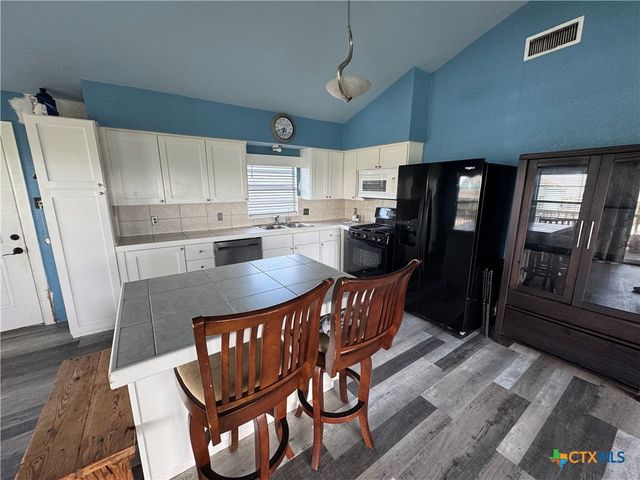 303 E Bay Avenue, Seadrift, TX 77983