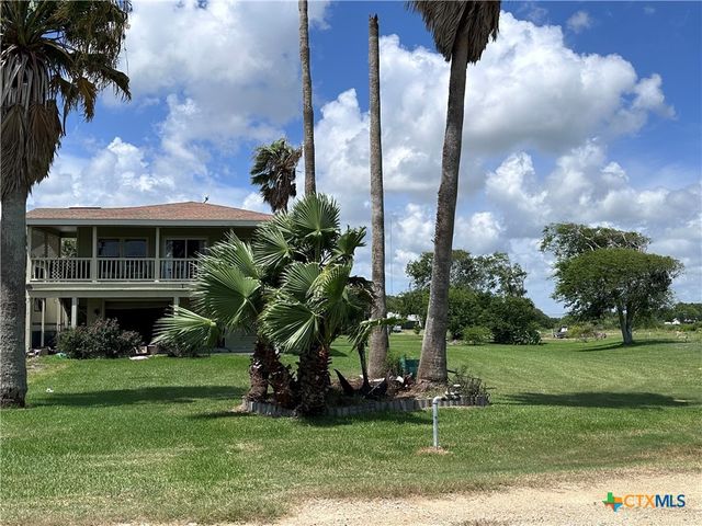 303 E Bay Avenue, Seadrift, TX 77983
