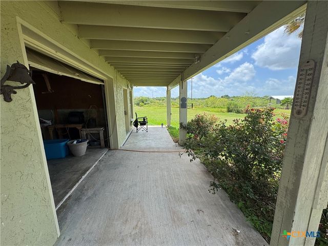 303 E Bay Avenue, Seadrift, TX 77983