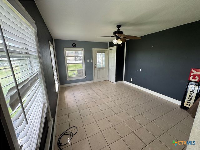 303 E Bay Avenue, Seadrift, TX 77983