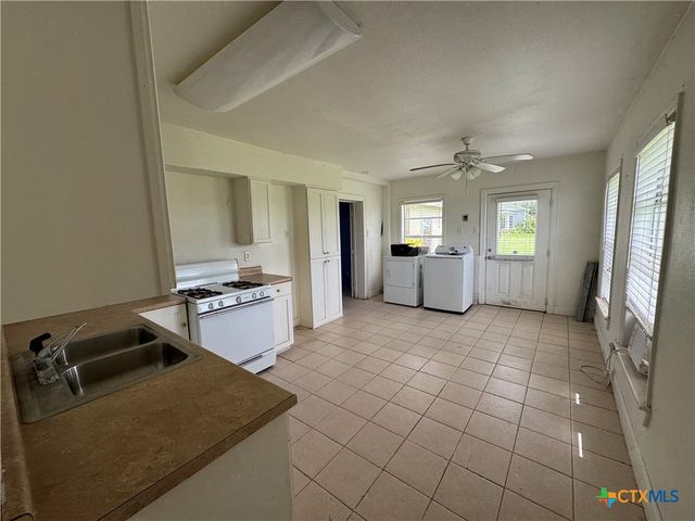 303 E Bay Avenue, Seadrift, TX 77983