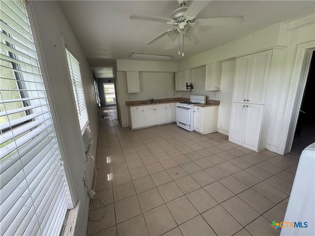 303 E Bay Avenue, Seadrift, TX 77983