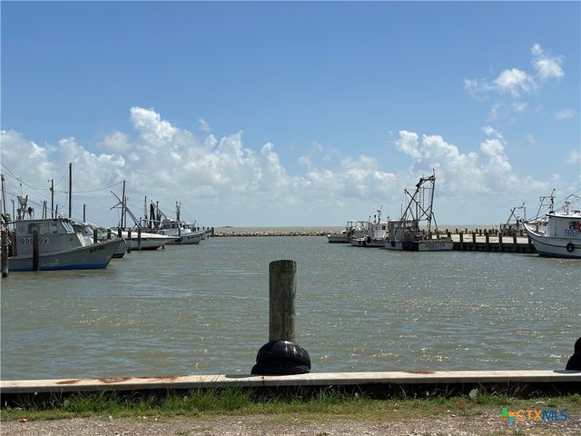 303 E Bay Avenue, Seadrift, TX 77983