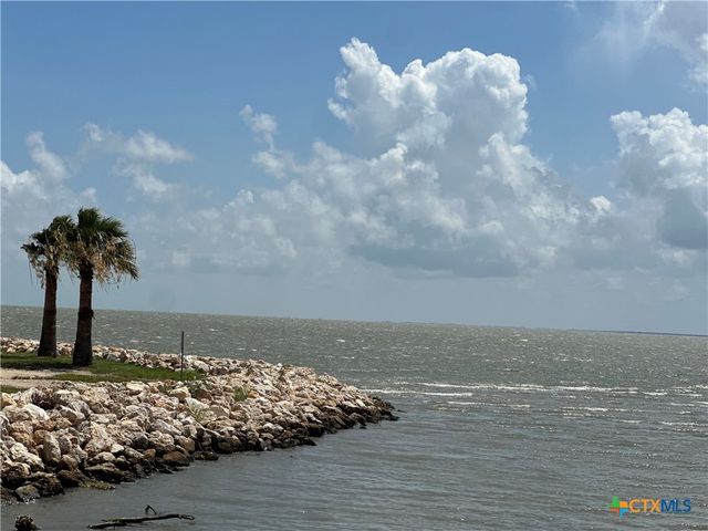 303 E Bay Avenue, Seadrift, TX 77983