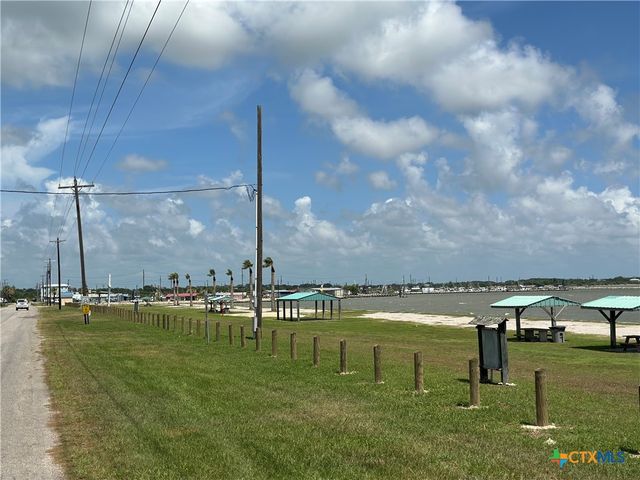 303 E Bay Avenue, Seadrift, TX 77983