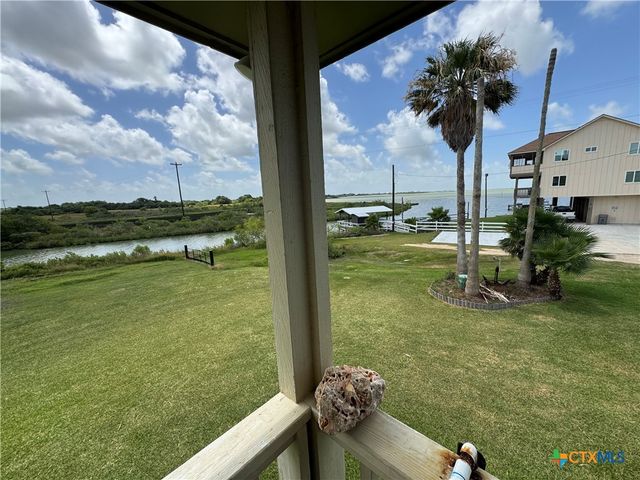 303 E Bay Avenue, Seadrift, TX 77983