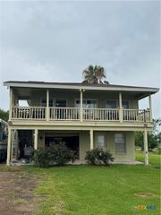 303 E Bay Avenue, Seadrift, TX 77983