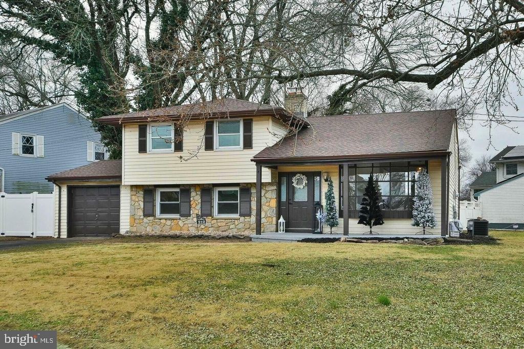 212 E FRANKLIN AVE, Edgewater Park, NJ 08010