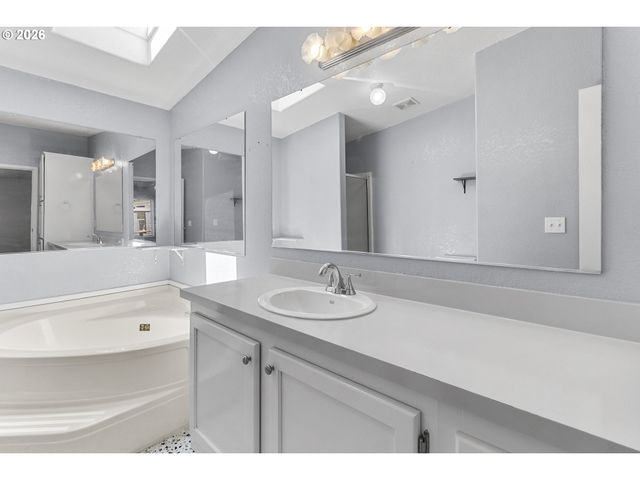 93295 TERRITORIAL Hwy 9, Junction City, OR 97448