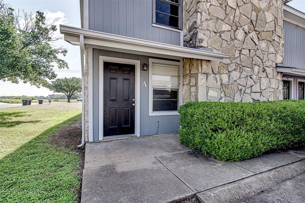 1403 Courtney Place A, Cleburne, TX 76033