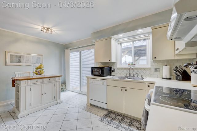 193 Linhart Street, Novi, MI 48377