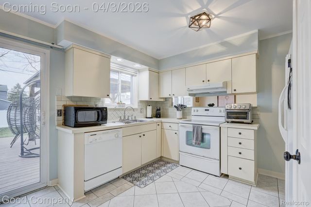 193 Linhart Street, Novi, MI 48377