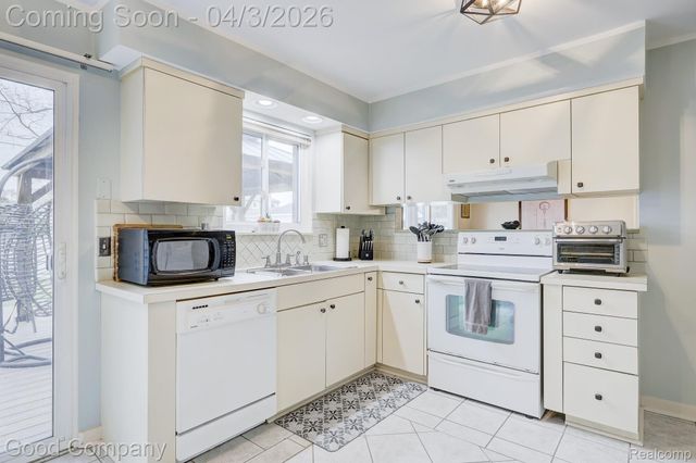 193 Linhart Street, Novi, MI 48377