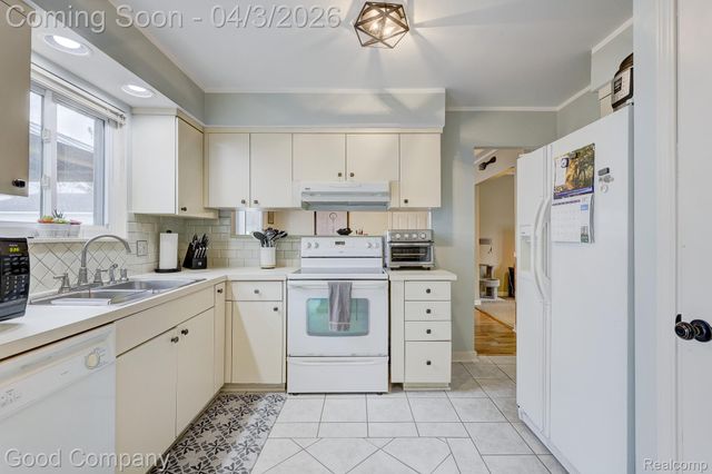 193 Linhart Street, Novi, MI 48377