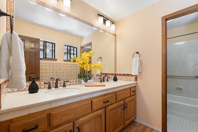 258 Cuesta del Norte, Santa Fe, NM 87501