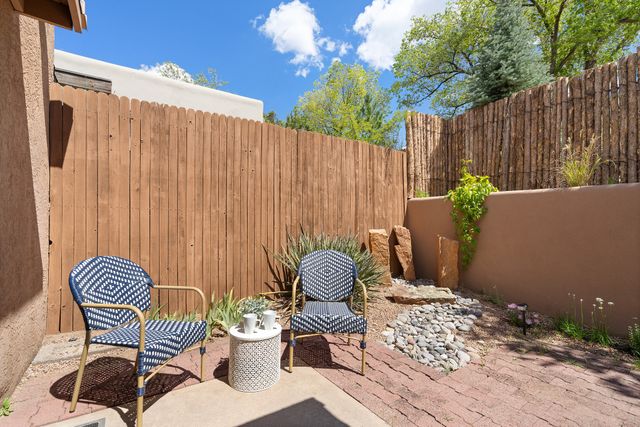 258 Cuesta del Norte, Santa Fe, NM 87501