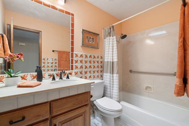 258 Cuesta del Norte, Santa Fe, NM 87501