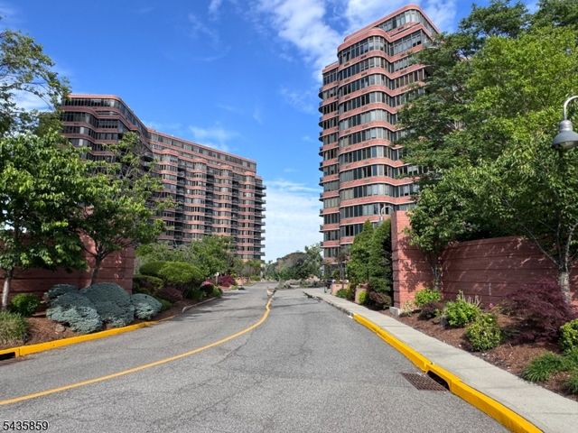 100 Carlyle Drive. N05J 5 JN, Cliffside Park Boro, NJ 07010