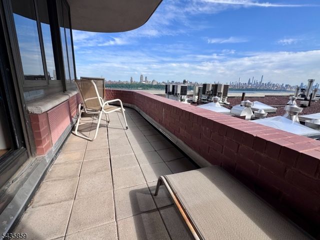 100 Carlyle Drive. N05J 5 JN, Cliffside Park Boro, NJ 07010