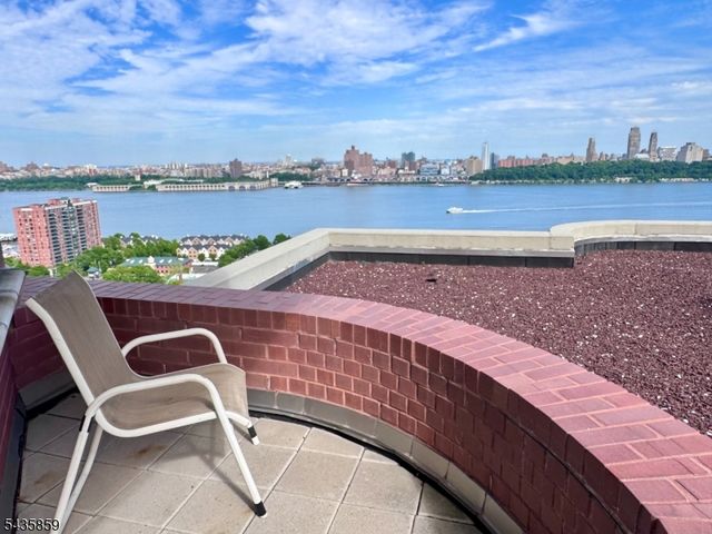 100 Carlyle Drive. N05J 5 JN, Cliffside Park Boro, NJ 07010