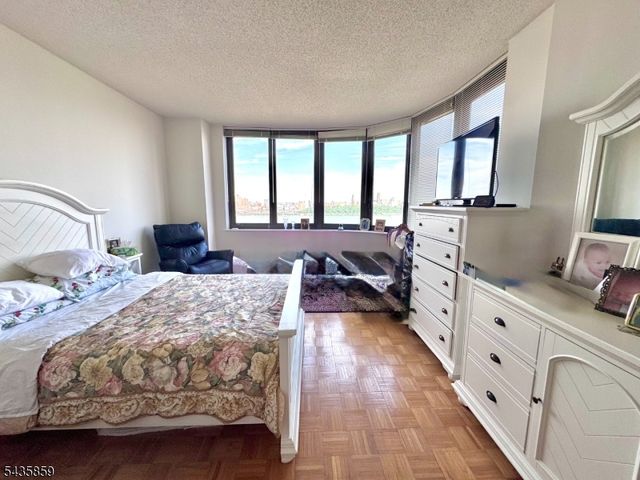 100 Carlyle Drive. N05J 5 JN, Cliffside Park Boro, NJ 07010