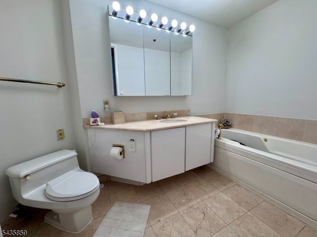 100 Carlyle Drive. N05J 5 JN, Cliffside Park Boro, NJ 07010