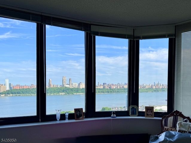 100 Carlyle Drive. N05J 5 JN, Cliffside Park Boro, NJ 07010