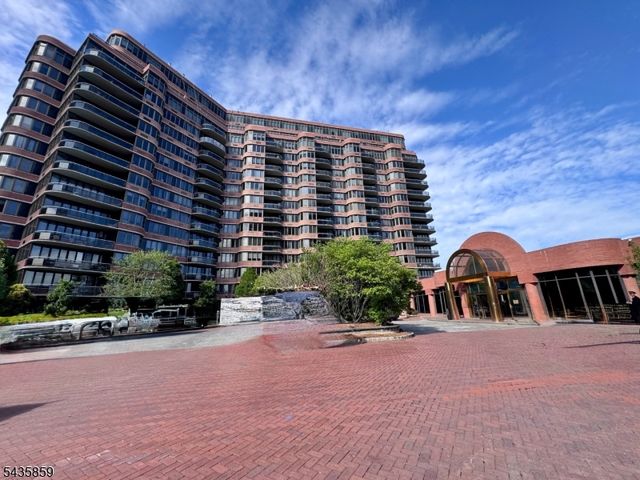 100 Carlyle Drive. N05J 5 JN, Cliffside Park Boro, NJ 07010