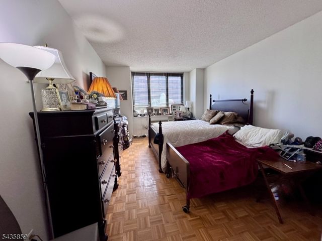 100 Carlyle Drive. N05J 5 JN, Cliffside Park Boro, NJ 07010