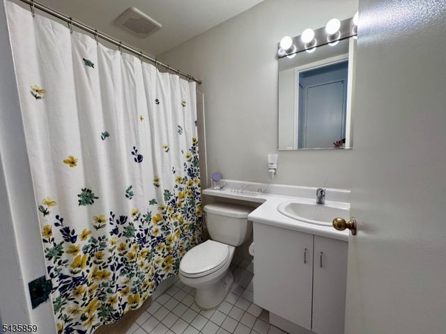 100 Carlyle Drive. N05J 5 JN, Cliffside Park Boro, NJ 07010